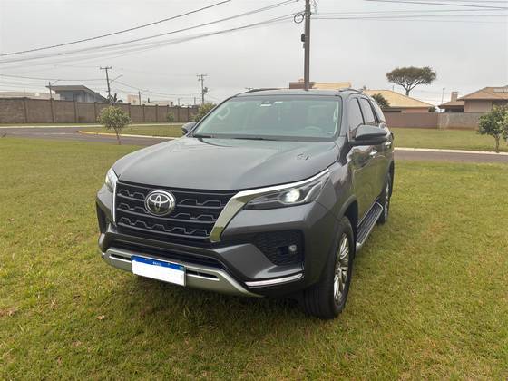 TOYOTA HILUX SW4 2.8 D-4D TURBO DIESEL SRX 4X4 AUTOMÁTICO TOYOTA HILUX SW4 2.8 D-4D TURBO DIESEL SRX 4X4 AUTOMÁTICO